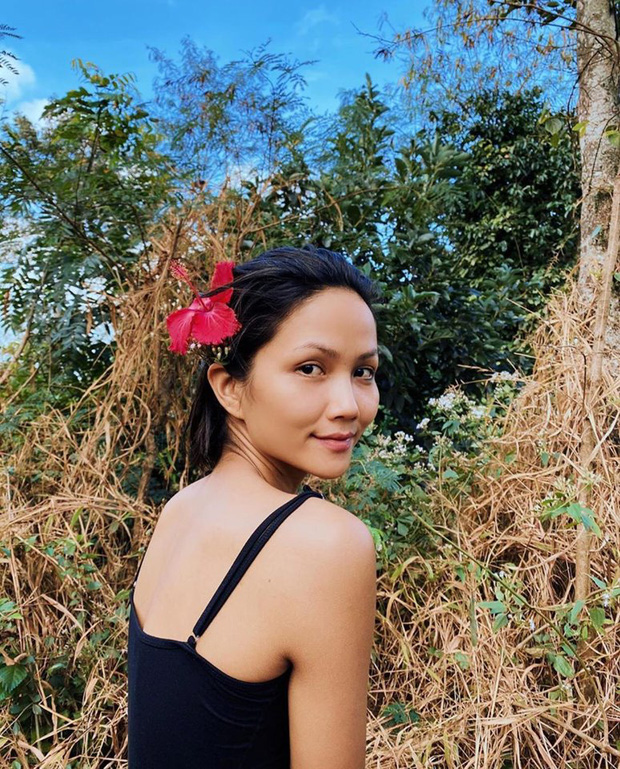 Giống như bao người khác, Hoa hậu HHen Niê cũng không thoát khỏi cảnh chờ đợi vật vã để về quê ăn Tết-4