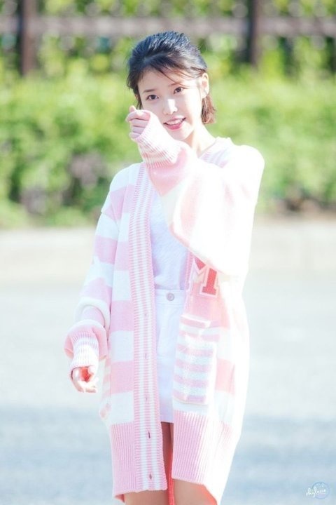 IU đời thường chuộng mốt giấu quần, mặc váy áo dáng rộng-5