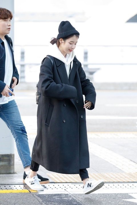 IU đời thường chuộng mốt giấu quần, mặc váy áo dáng rộng-9