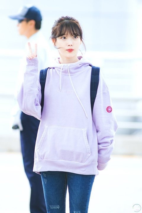 IU đời thường chuộng mốt giấu quần, mặc váy áo dáng rộng-10