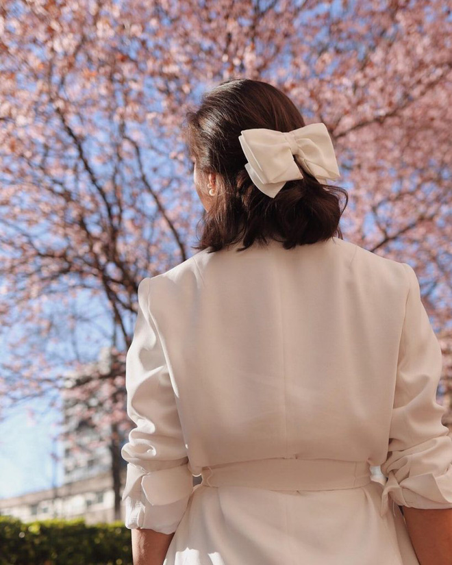 Hội sành mặc Instagram đang rủ nhau buộc nơ tóc điệu đà mà không sến, bạn copy diện Tết là đúng đắn lắm luôn!-2