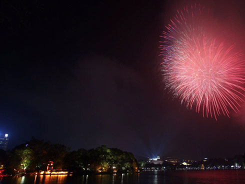 Lâu lắm rồi Hà Nội mới đón giao thừa trong tiết trời xấu thậm tệ, mưa xối xả cả ngày khiến đường ngập như sông-14