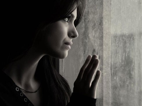 Đang rửa bát thì nghe tiếng chị chồng thủ thỉ với em trai, tôi đi vào chất vấn chị 2 câu khiến chị trợn trắng mắt nhếch môi tức quá mà không nói được lời nào