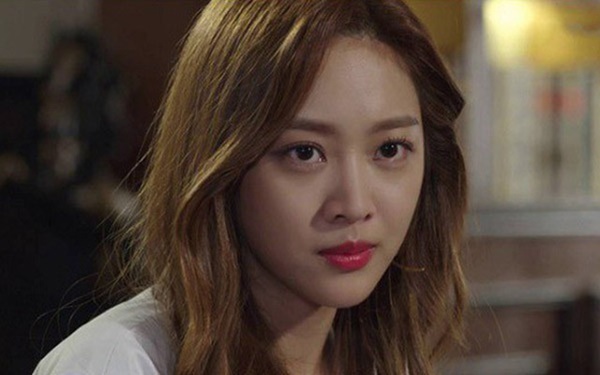 30 Tết vợ chạy vội ra chợ thì gặp chồng đang khoác tay người phụ nữ lạ tay xách con gà, vợ liền đến dúi thêm nắm lá mùi già bảo phiền chị dắt luôn đi giúp-1