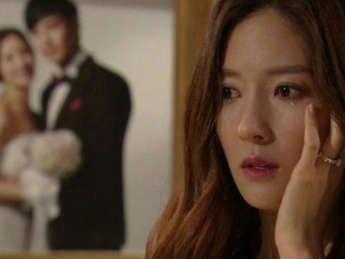 Đêm 30 Tết còn bị chồng đuổi khỏi nhà, vợ đang chới với thì giật mình có bàn tay đỡ lấy vai: Đi với anh!”-3