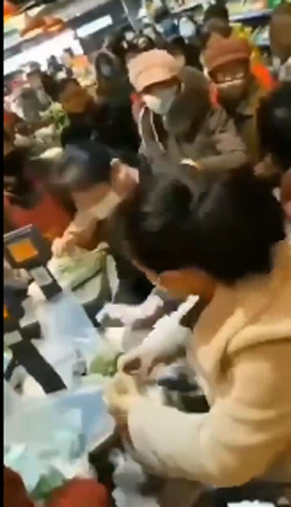 Vũ Hán thất thủ: Dân giành giật thực phẩm dự trữ, cháy hàng khẩu trang chồng dùng tạm băng vệ sinh của vợ, bệnh viện vỡ trận-1