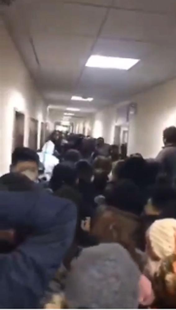 Vũ Hán thất thủ: Dân giành giật thực phẩm dự trữ, cháy hàng khẩu trang chồng dùng tạm băng vệ sinh của vợ, bệnh viện vỡ trận-3