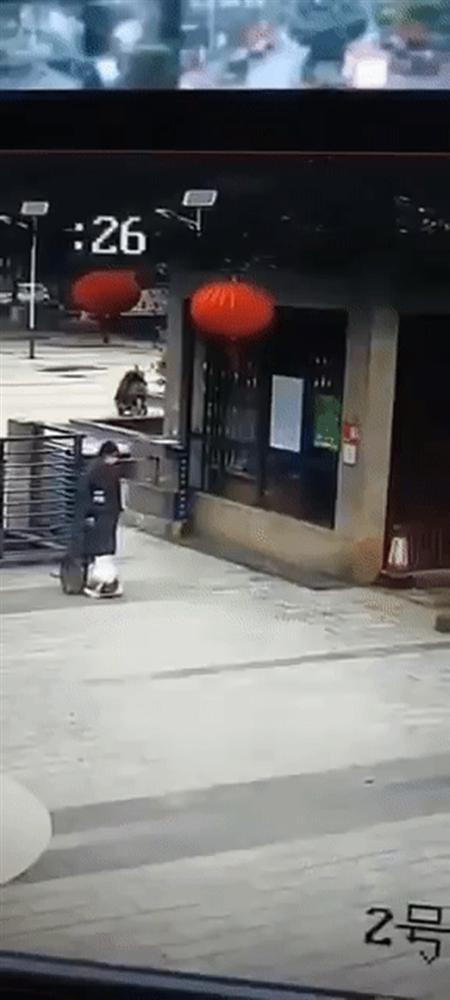 Cảnh người dân trong tâm dịch viêm phổi Vũ Hán đột ngột ngã xuống đất và nôn ra máu hệt như phim zombie gây bão cộng đồng mạng-1