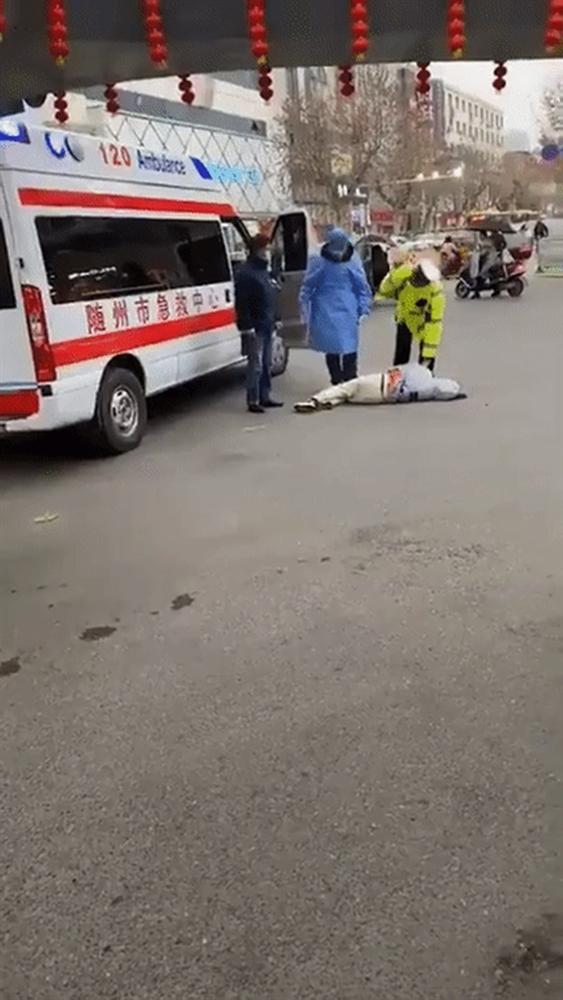 Cảnh người dân trong tâm dịch viêm phổi Vũ Hán đột ngột ngã xuống đất và nôn ra máu hệt như phim zombie gây bão cộng đồng mạng-3