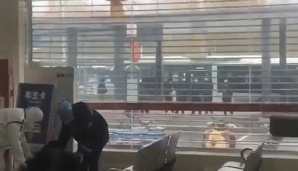 Cảnh người dân trong tâm dịch viêm phổi Vũ Hán đột ngột ngã xuống đất và nôn ra máu hệt như phim zombie gây bão cộng đồng mạng-5