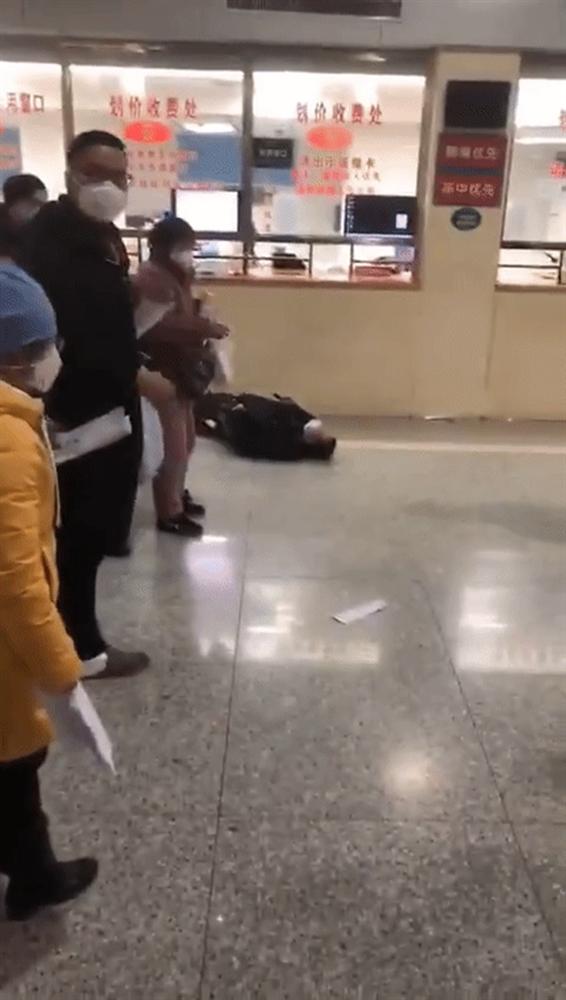Cảnh người dân trong tâm dịch viêm phổi Vũ Hán đột ngột ngã xuống đất và nôn ra máu hệt như phim zombie gây bão cộng đồng mạng-6