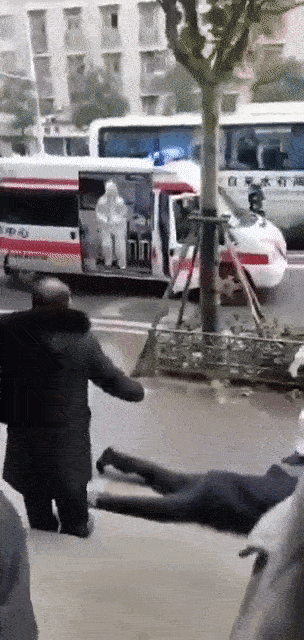 Cảnh người dân trong tâm dịch viêm phổi Vũ Hán đột ngột ngã xuống đất và nôn ra máu hệt như phim zombie gây bão cộng đồng mạng-2