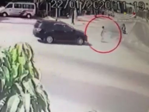 CLIP: Đang chậm rãi đi bộ qua đường, người đàn ông bị ô tô 7 chỗ lao tới đâm trúng, tử vong đúng ngày giáp Tết