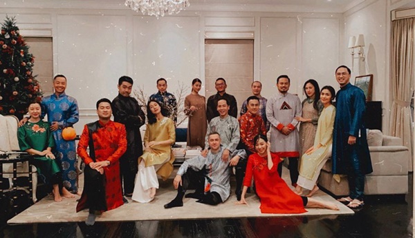 Đội hình diện áo dài của hội bạn Hà Tăng đang long lanh hoành tráng thì bị lựa chọn lạc quẻ của Louis Nguyễn phá bĩnh chút nhẹ-1