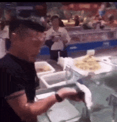 Hết súp dơi, dân mạng truyền tay đoạn clip ám ảnh cảnh thực khách thưởng thức động vật kì dị, được cho là nguyên nhân gây ra viêm phổi Vũ Hán-6