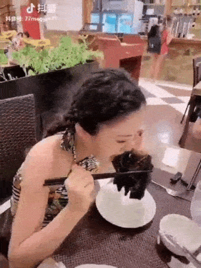 Hết súp dơi, dân mạng truyền tay đoạn clip ám ảnh cảnh thực khách thưởng thức động vật kì dị, được cho là nguyên nhân gây ra viêm phổi Vũ Hán-7