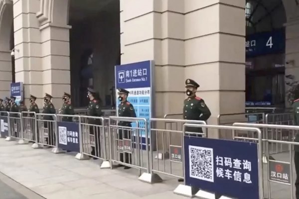 Bên trong Thành phố ma Vũ Hán: Nơi 11 triệu người bị cách ly hoàn toàn, lương thực cạn kiệt, gia đình ly tán, mọi người bàng hoàng lo sợ cầu cứu-1