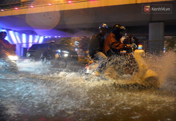 Lâu lắm rồi Hà Nội mới đón giao thừa trong tiết trời xấu thậm tệ, mưa xối xả cả ngày khiến đường ngập như sông-2