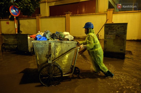 Lâu lắm rồi Hà Nội mới đón giao thừa trong tiết trời xấu thậm tệ, mưa xối xả cả ngày khiến đường ngập như sông-5