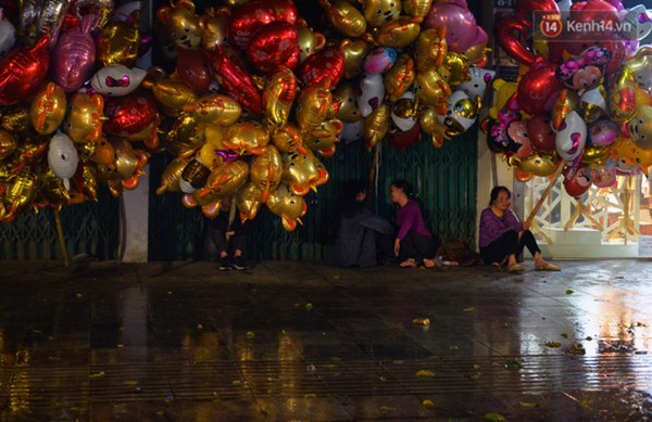 Lâu lắm rồi Hà Nội mới đón giao thừa trong tiết trời xấu thậm tệ, mưa xối xả cả ngày khiến đường ngập như sông-6