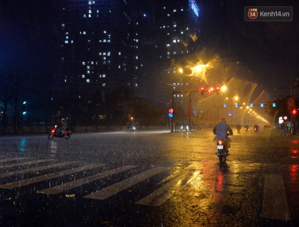 Lâu lắm rồi Hà Nội mới đón giao thừa trong tiết trời xấu thậm tệ, mưa xối xả cả ngày khiến đường ngập như sông-13