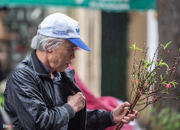 Người Hà Nội đội mưa mua đào, quất rớt giá chiều 30 Tết-5