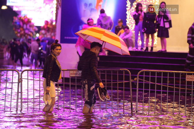 Ác mộng nước ngập đêm 30 Tết: Nước đục ngầu tràn vào nhà, đêm giao thừa bì bõm chờ đón pháo hoa-11
