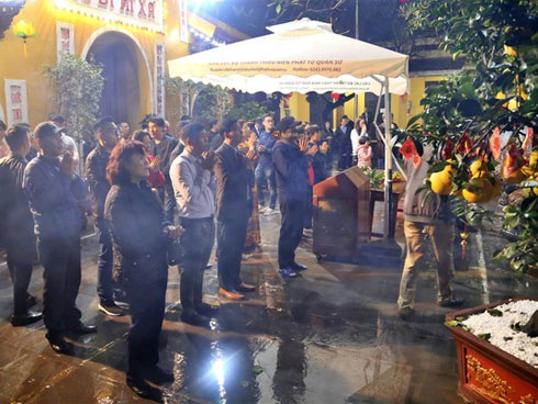 Hình ảnh người công nhân môi trường miệt mài thu gom rác trong đêm Giao thừa mưa tầm tã khiến nhiều người xót xa-2