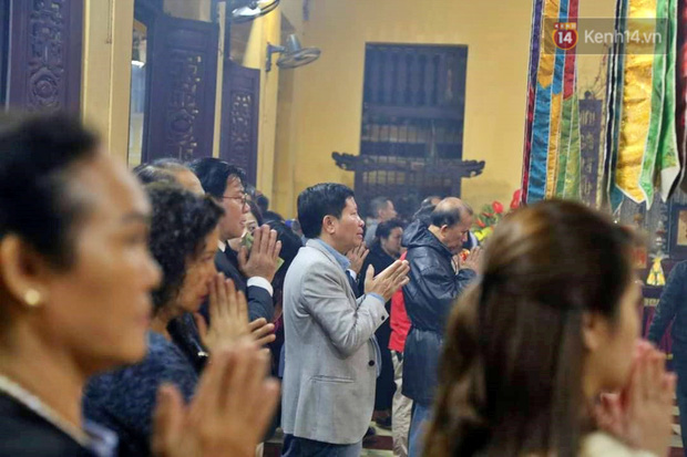 Hàng trăm người Hà Nội đổ về chùa Quán Sứ làm lễ, xin lộc sau giao thừa-6