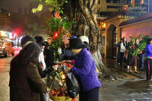 Hàng trăm người Hà Nội đổ về chùa Quán Sứ làm lễ, xin lộc sau giao thừa-7