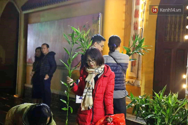 Hàng trăm người Hà Nội đổ về chùa Quán Sứ làm lễ, xin lộc sau giao thừa-8