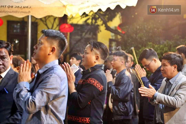 Hàng trăm người Hà Nội đổ về chùa Quán Sứ làm lễ, xin lộc sau giao thừa-2