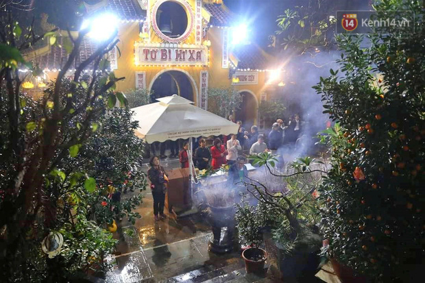 Hàng trăm người Hà Nội đổ về chùa Quán Sứ làm lễ, xin lộc sau giao thừa-4