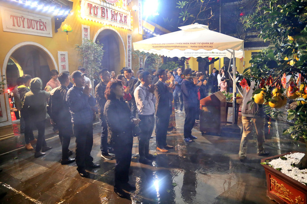 Hàng trăm người Hà Nội đổ về chùa Quán Sứ làm lễ, xin lộc sau giao thừa-1