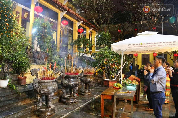 Hàng trăm người Hà Nội đổ về chùa Quán Sứ làm lễ, xin lộc sau giao thừa-3