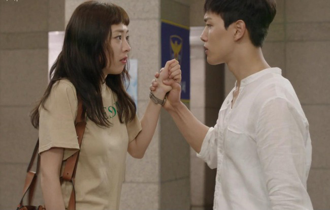 Đêm 30 Tết còn bị chồng đuổi khỏi nhà, vợ đang chới với thì giật mình có bàn tay đỡ lấy vai: Đi với anh!”-1