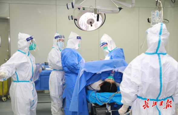 Trường hợp thai phụ nghi ngờ nhiễm dịch bệnh Vũ Hán đầu tiên ở Hồ Bắc: Người nhà van xin bác sĩ mặc áo bảo hộ thực hiện mổ bắt thai-1