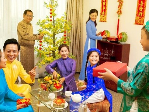 Trước khi dắt con đến nhà họ hàng, bạn bè chúc Tết, bố mẹ cần dặn kỹ những điều này để tránh rơi vào các tình huống xấu hổ