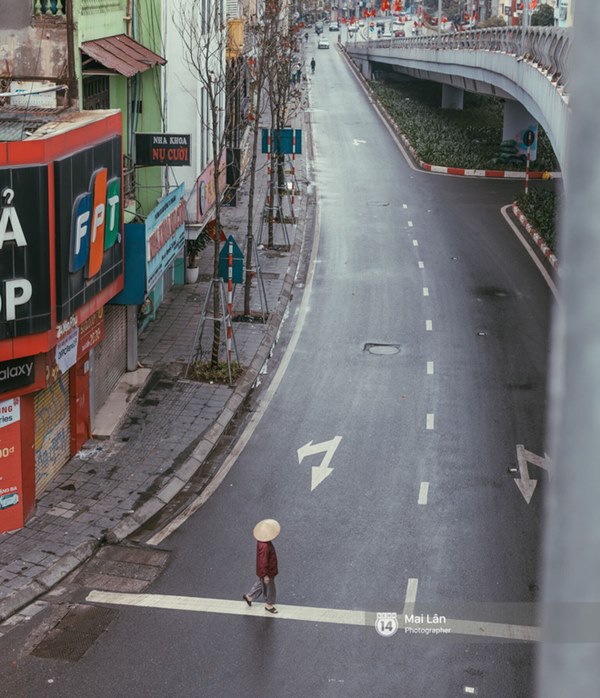 Hà Nội sáng mùng 1 Tết Canh Tý: Sau trận mưa lớn đêm 30, đường phố vắng vẻ như trong cuốn phim cũ nhuốm màu thời gian-8