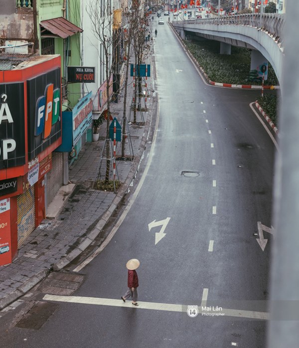 Hà Nội sáng mùng 1 Tết Canh Tý: Sau trận mưa lớn đêm 30, đường phố vắng vẻ như trong cuốn phim cũ nhuốm màu thời gian-8