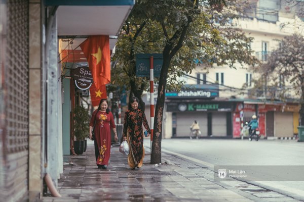 Hà Nội sáng mùng 1 Tết Canh Tý: Sau trận mưa lớn đêm 30, đường phố vắng vẻ như trong cuốn phim cũ nhuốm màu thời gian-11