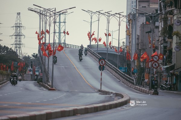 Hà Nội sáng mùng 1 Tết Canh Tý: Sau trận mưa lớn đêm 30, đường phố vắng vẻ như trong cuốn phim cũ nhuốm màu thời gian-12