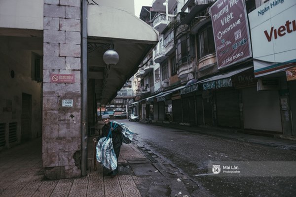 Hà Nội sáng mùng 1 Tết Canh Tý: Sau trận mưa lớn đêm 30, đường phố vắng vẻ như trong cuốn phim cũ nhuốm màu thời gian-14