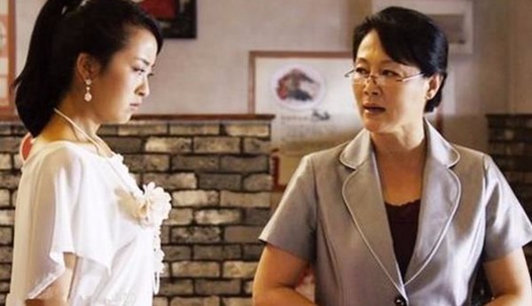 Khoe con gái được thưởng Tết 100 triệu rồi chê con dâu chỉ biết ăn bám, nàng dâu liền xòe ra một vật chứng khiến mẹ chồng rối rít mẹ sai rồi-1