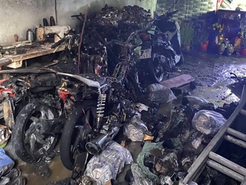 TP. HCM: Cháy 2 căn nhà lúc rạng sáng mùng 1 Tết, 5 người được giải cứu nhưng nhiều xe máy bị thiêu rụi