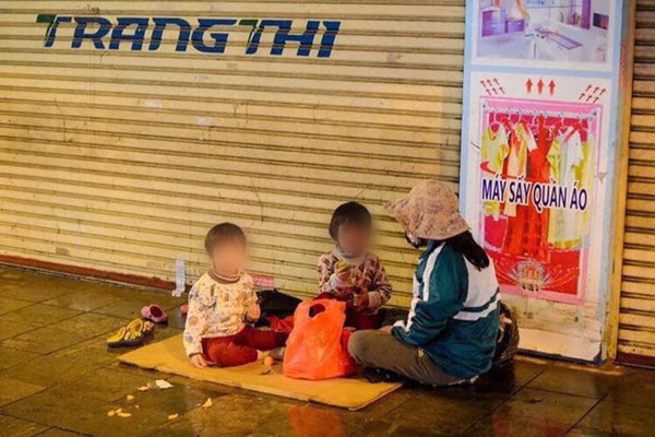 Giao thừa Hà Nội có lạnh nhưng sự tử tế thì luôn ấm áp: Nhiều tài xế dừng ô tô bên đường, tặng quà năm mới cho 3 mẹ con người phụ nữ nghèo-2