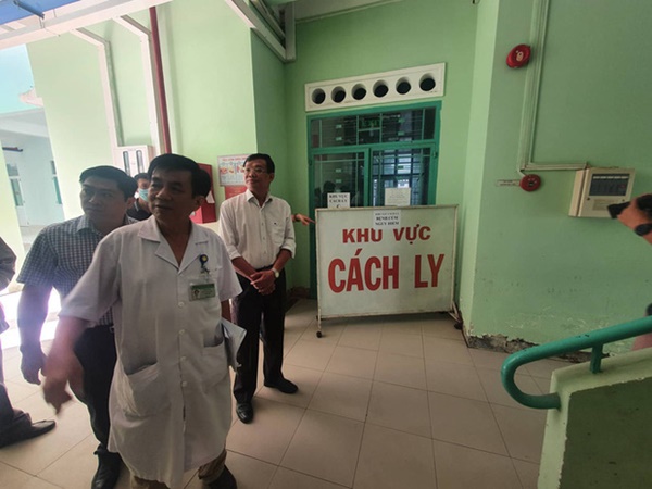 Khách Trung Quốc quậy bệnh viện vì con bị kiểm tra virus corona-1