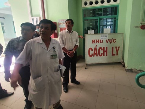 Khách Trung Quốc quậy bệnh viện vì con bị kiểm tra virus corona