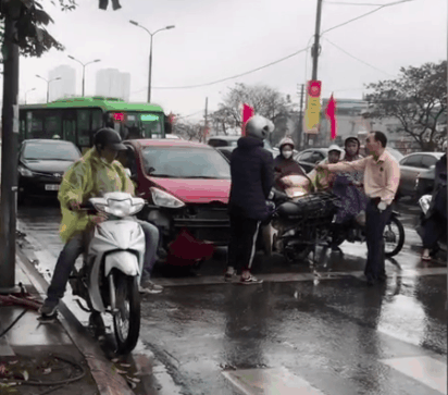 CLIP: Nam thanh niên đi xe máy va chạm với ô tô, tài xế kiên quyết làm lớn chuyện, hành động của người đàn ông đi ngang đường khiến tất cả vỗ tay-1