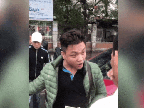 CLIP: Nam thanh niên đi xe máy va chạm với ô tô, tài xế kiên quyết làm 